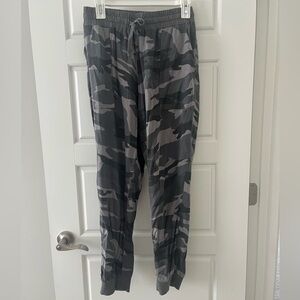 Splendid Women's Gray Camouflage Joggers